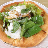 朝摘みハーブとサラダをのせたヘルシーピッ…