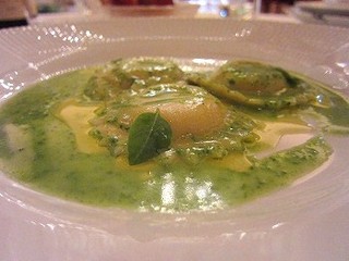 じゃがいもを詰めたラヴィオリバジリコ風味