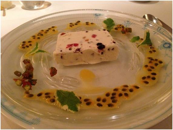 リコッタチーズのケーキとドライフルーツ