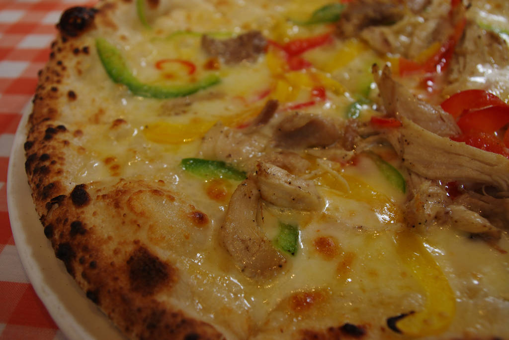 チキンと三色のパプリカのピッツァ