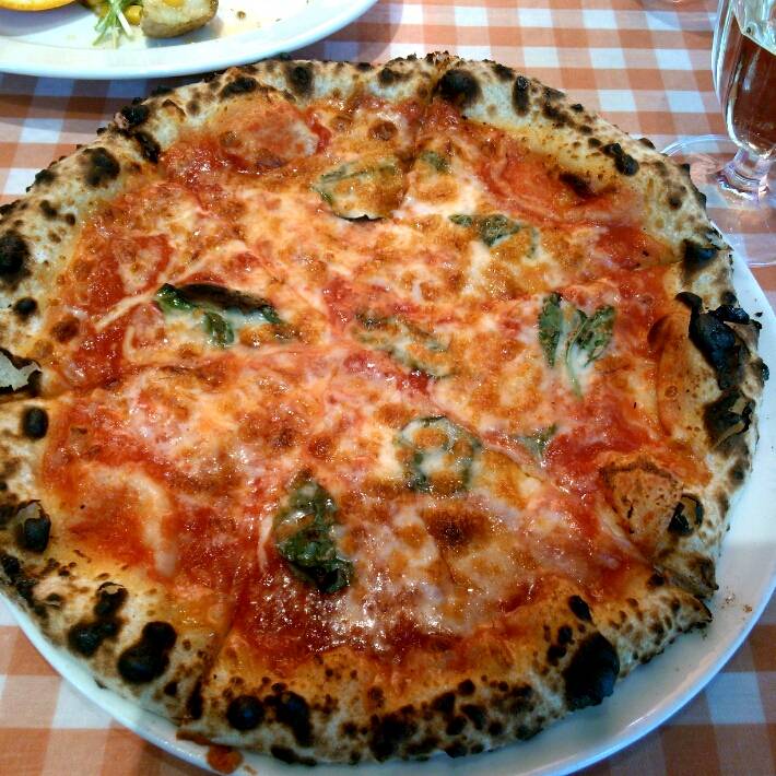 モッツァレッラチーズ、バジリコ、トマトソースの王妃のピッツァ・マルゲリータ