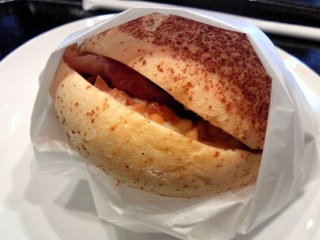 カイザーロール　ベーコン＆クリームチーズナッツ