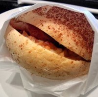 カイザーロール　ベーコン＆クリームチーズ…