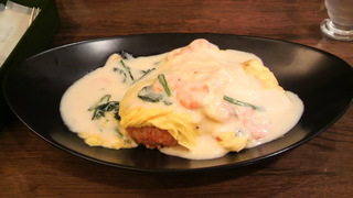 エビとほうれん草のオムライス