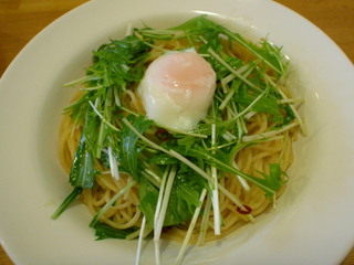 水菜と半熟卵のぺペロンチーノしょうゆ味