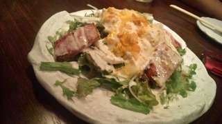 厚切りベーコンと半熟たまごのシーザーサラダ