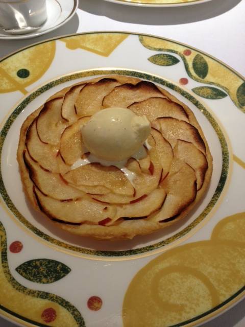 リンゴの薄焼きタルト、バニラアイスクリーム