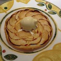 リンゴの薄焼きタルト、バニラアイスクリーム