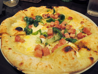 ハム・ピーマン・モッツァレラチーズのピッツァ