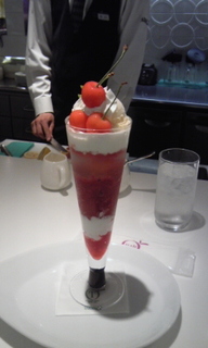 さくらんぼのパフェ