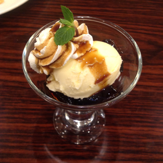 ぷるぷる黒糖ゼリー　バニラアイス添え