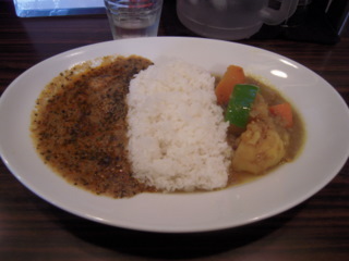 辛口地鶏カレーとスパイスベジーカレーのツインカレー