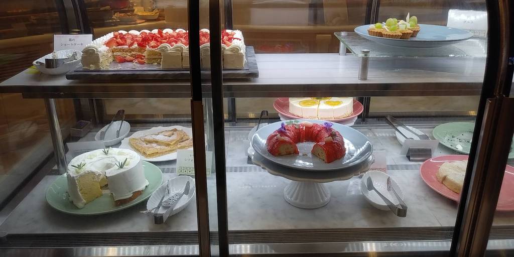 レモンのシフォンケーキ、イチゴのショートケーキ、ライチとイチゴのエンゼル