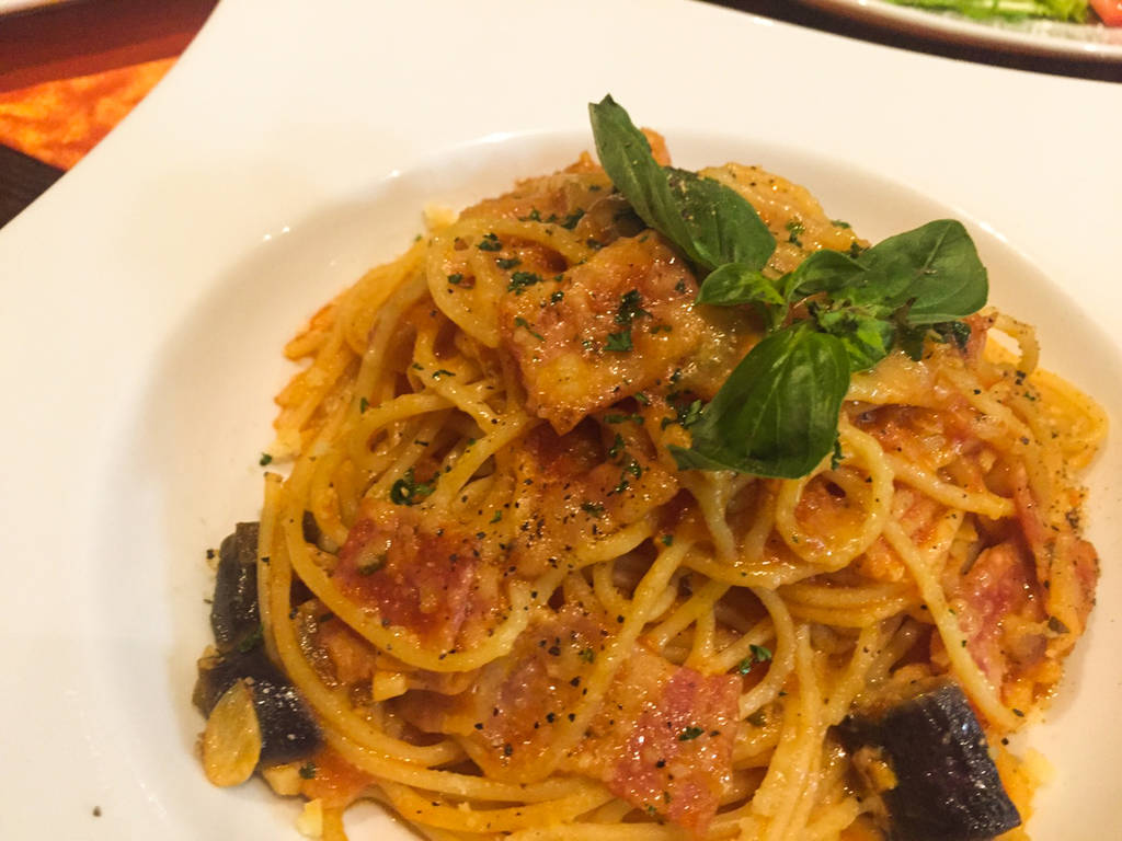 茄子とベーコンのトマトソースパスタ