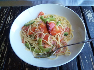 ゴーヤとトマトのパスタ