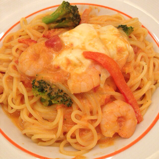 エビとモッツァレラチーズのトマトクリームパスタ