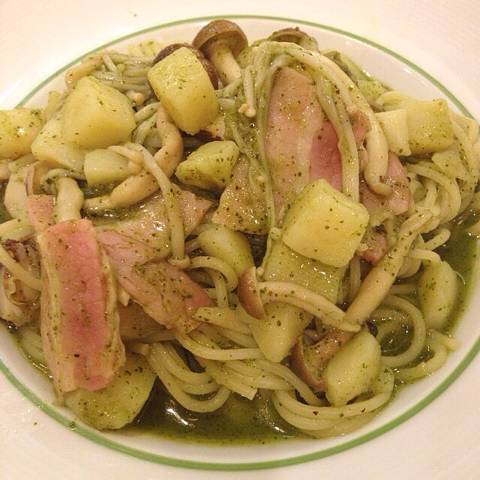 きのことポテトとベーコンのジェノベーゼパスタ