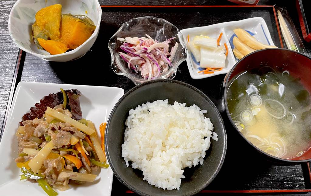 青椒肉絲　かぼちゃの煮物　玉ねぎのサラダ　漬物　白米　味噌汁