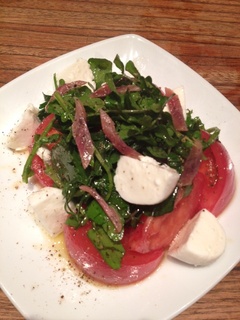 トマトと水牛モッツァレラのサラダ
