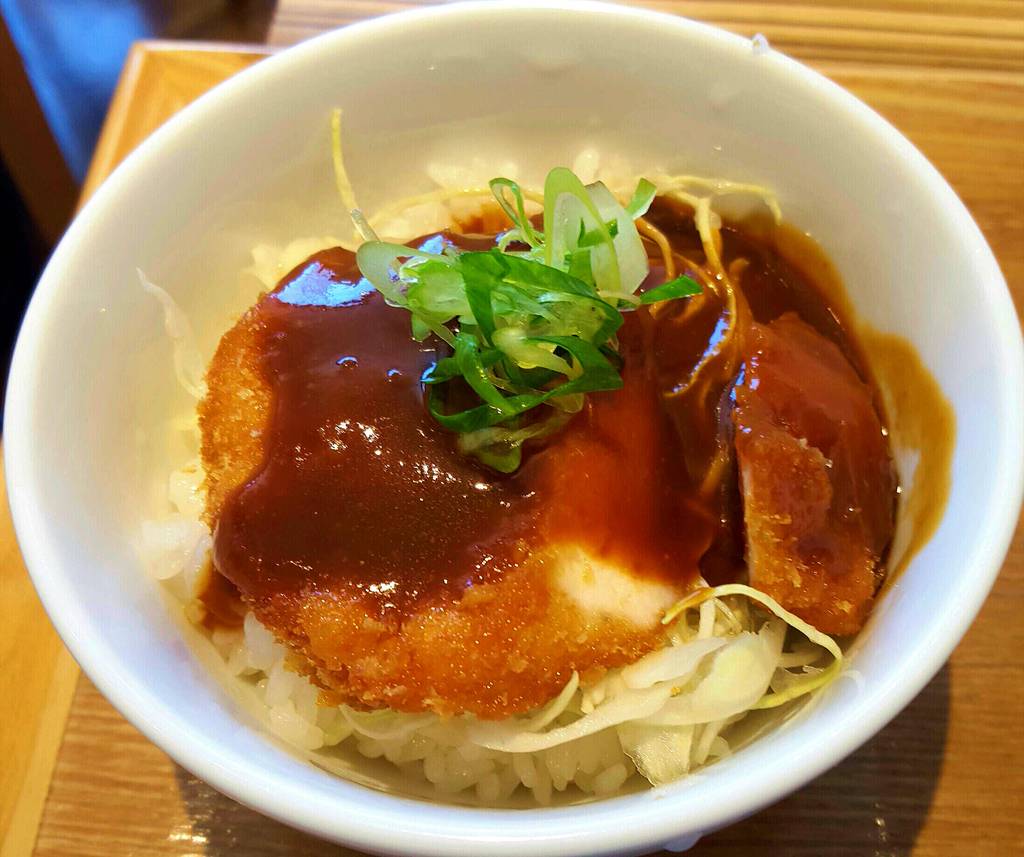 ミニ味噌デミチキンカツ丼