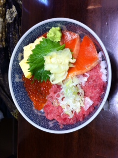 ねぎとろサーモンいくらの３色丼