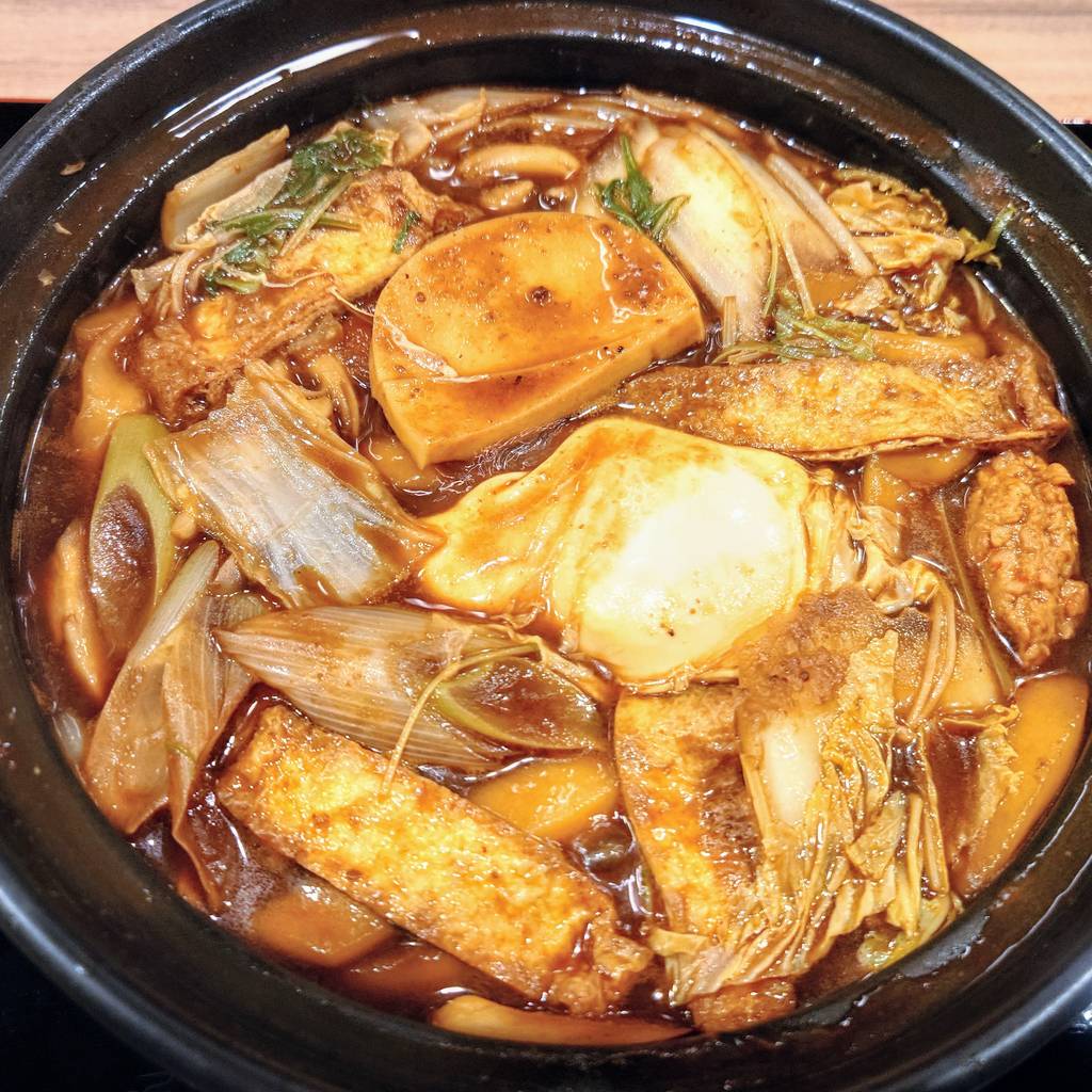 赤味噌煮込みうどん　ピリ辛つくね入り