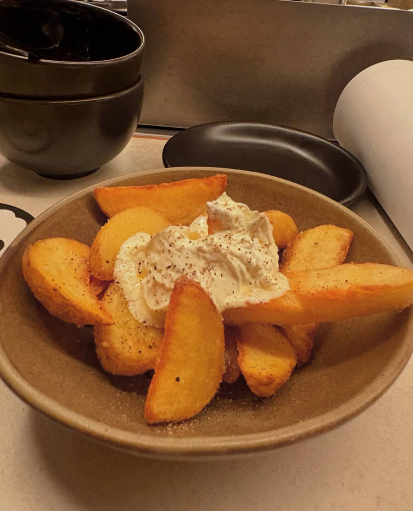 トリュフたっぷりフライドポテト、牛のタタキ