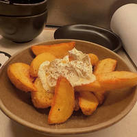 トリュフたっぷりフライドポテト、牛のタタキ