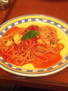 トマトとモッツァレッラチーズのトマトソースパスタ