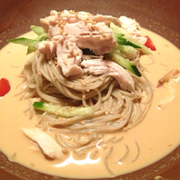 胡麻風味　蒸し鶏のゴマだれそば