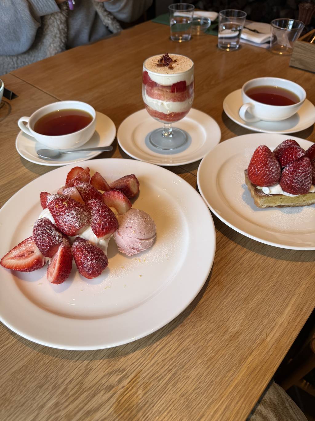 苺のティラミス　季節の果物のパブロヴァとｉｄｅｃａのジェラート　苺のタルト