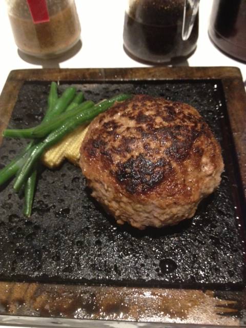 牛ハンバーグステーキの溶岩焼