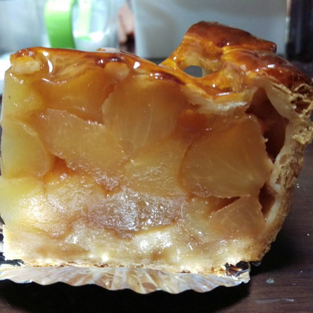お菓子工房ファヴリットのアップルパイのカット