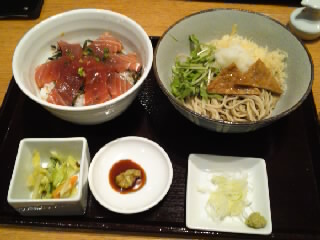 マグロ丼と冷たいそばセット