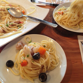 ベーコンと玉ねぎのパスタ　パルミジャーノがけ