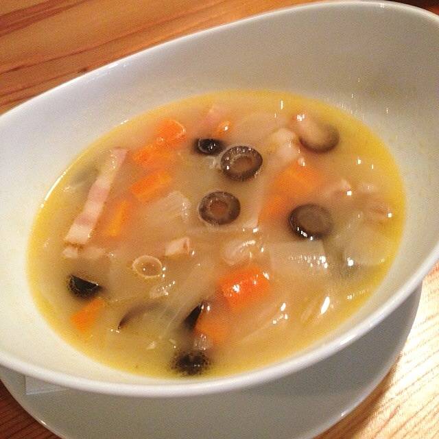 １０品が１皿にのった贅沢プレートランチ