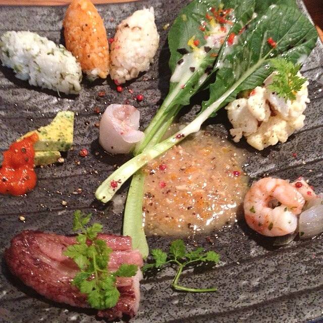 １０品が１皿にのった贅沢プレートランチ