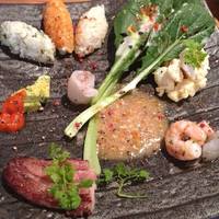 １０品が１皿にのった贅沢プレートランチ