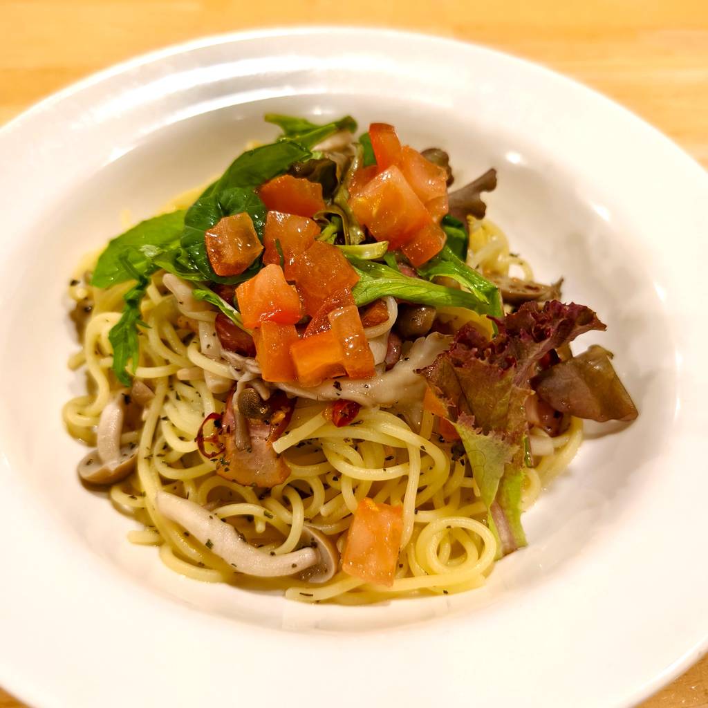 きのこと吊るしベーコン・トマトのバジリコペペロンチーノ