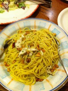 蒸し鶏と松の実のぺぺロンチーニスパゲティ