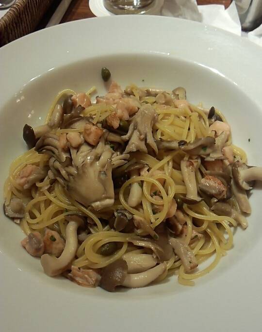 サーモンときのこのアンチョビ風味