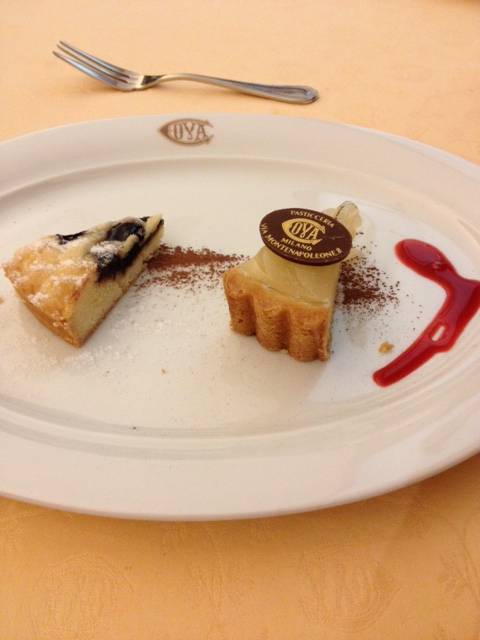 洋ナシのタルトとブルーベリーのケーキ