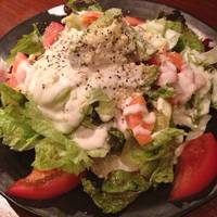 スモークサーモンとアボカドのシーザーサラダ