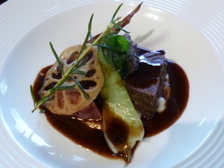 赤ワインでやわらかく煮込んだ和牛ほほ肉　メークインのピューレを添えて