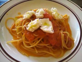 完熟トマトと水牛のモッツアレラチーズのスパゲティ