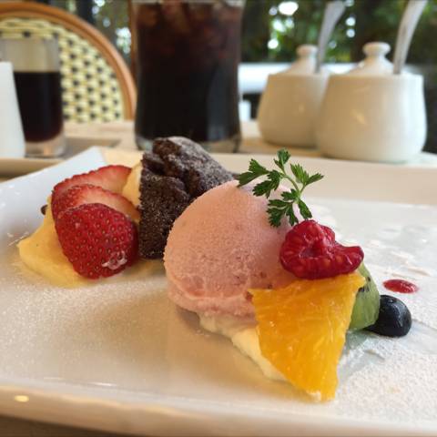 ランチセットの飲み物（アイスコーヒーに）と、デザートプランのミニドルチェ