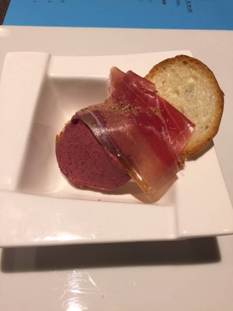 生ハムとブルーベリーのムース仕立て