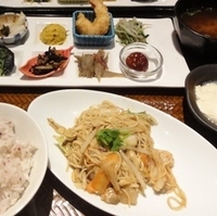 タイ風海鮮焼きそばのおばんざいプレート