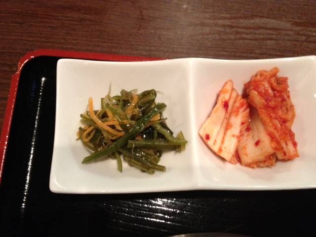 おかず２品（キムチ、メカブ煮）