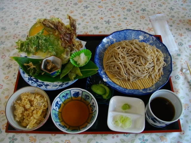 山菜天ぷらたっぷりの定食